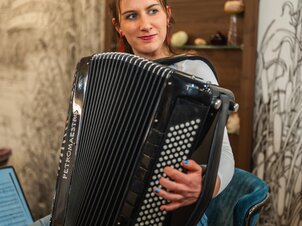 Harmonikaszó a Captain’s Barban Borsos Dominikával