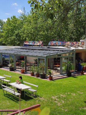 Jóbarátok Halsütöde