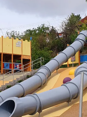 Rézsűs játszótér